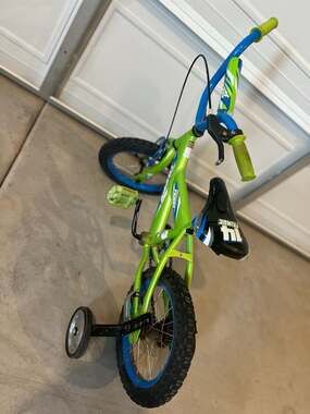 Huffy Fringe 14-Inch Boys Bike with Training Wheels, Green/Blue
